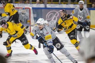 Sandro Schmid et les siens ont ramené la victoire de Porrentruy. KEYSTONE/GEORGIOS KEFALAS